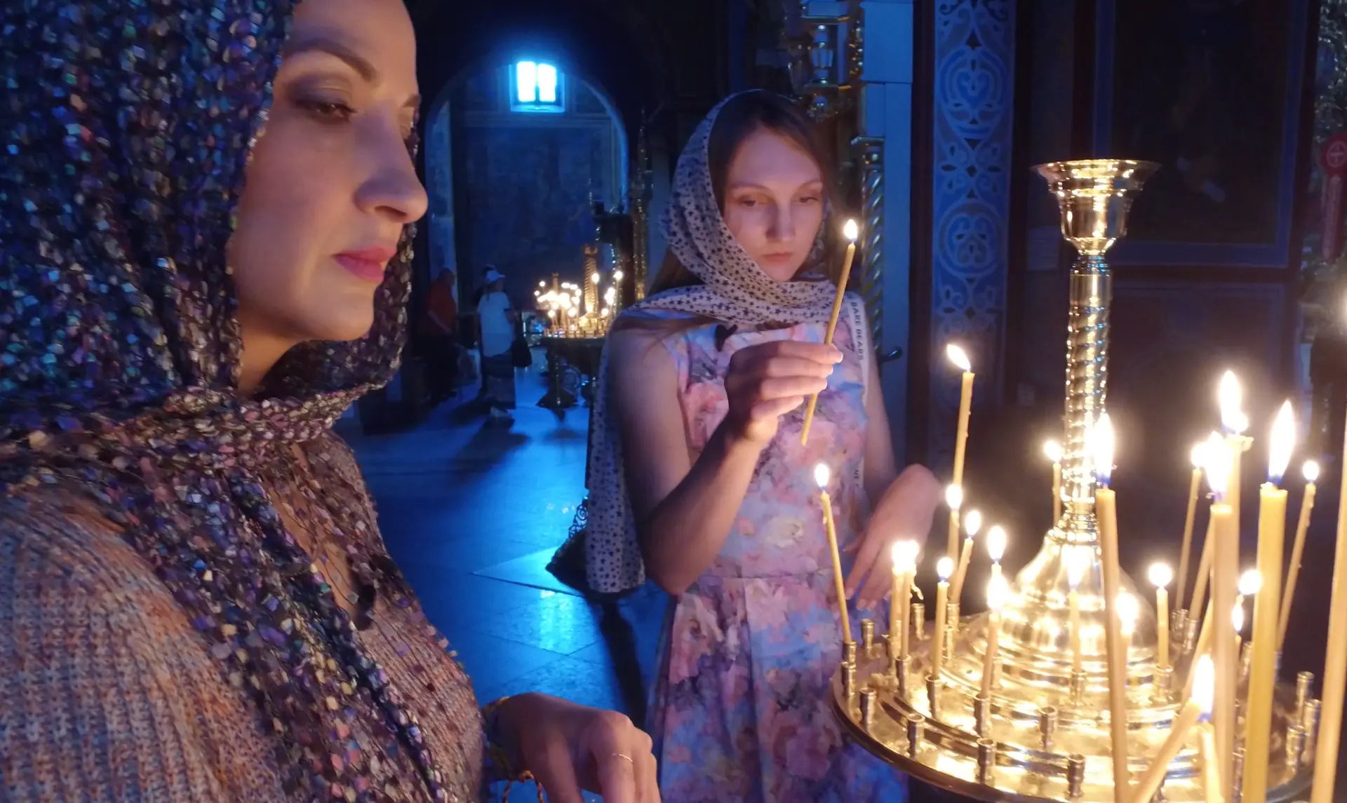 Ceremonia de velas en un templo, rodaje de Destinos Místicos